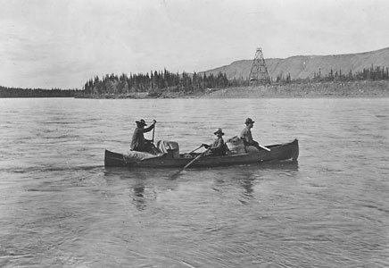 Un canot &agrave; Yukon Crossing