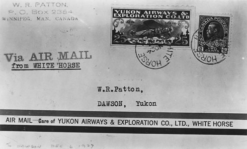 Une enveloppe de lettre par avion