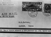 Une enveloppe de lettre par avion