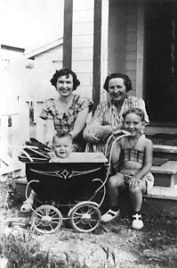 Jean Todd et Amy Wilson avec une fillette et un bébé